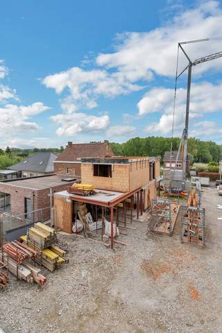 <p>Voor meer info of een bezoek, bel 053 59 49 34!</p><p><strong>LANCERINGSACTIE ! koop nu en geniet van een extra GRATIS staanplaats per woning! </strong></p><p>Ontdek dit stijlvolle nieuwbouwproject in het rustige en groene Galmaarden (Pajottegem), bestaande uit 7 BEN-woningen waarvan reeds 2 verkocht zijn. Deze moderne woningen combineren hoogwaardige afwerking met oog voor detail en optimaal wooncomfort.</p><p>De loten 1, 2, 3 en 7 kunnen nog volledig afgewerkt worden volgens uw eigen smaak en budget. Lot 7 komt bovendien in aanmerking voor aankoop aan 6% btw (onder voorwaarden).</p><p>Elke woning is energiezuinig uitgerust met een lucht-waterwarmtepomp, zonnepanelen, vloerverwarming én verkoeling, een regenwaterput en een voorbereid aansluitpunt voor een laadpaal in de carport. Binnenin geniet u van een lichtrijke leefruimte, 3 ruime slaapkamers en een stijlvolle badkamer met zowel ligbad als douche. Via de vaste trap bereikt u de zolderverdieping, die perfect kan ingericht worden als extra slaapkamers, hobbyruimte of polyvalente ruimte.</p><p>Buiten geniet u van een aangename zuidgerichte tuin waar rust centraal staat.</p>