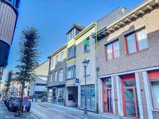 Aangenaam, verzorgd, ruim en licht appartement, gelegen in het commerciële centrum van Lier. Alles binnen handbereik ! 2de verdieping. Geen lift. Ruim terras met open zicht. De indeling is als volgt: Inkom met ingebouwde vestiaire, leefruimte in een L met schuiframen, uitgevend op het terras, open, volledig geïnstalleerde keuken, apart toilet, badkamer met douche, ligbad en dubbele wastafel, 2 slaapkamers en een wasplaats. Vloerverwarming. Dubbele beglazing en een zeer gunstig EPC ! 35 € gemeenschappelijke kosten.