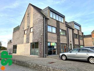 Het pand heeft de volgende indeling: Grote ruimte die eventueel nog kan opgedeeld worden in meerdere kantoorruimtes (96m²). Achteraan is een...