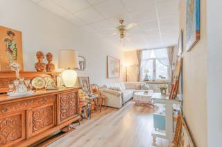 <p><span>In deze rustige straat, op wandelafstand van de Bist, vind je deze instapklare gezinswoning. Dankzij de gunstige ligging woon je hier in alle rust, terwijl de belangrijkste invalswegen en het prachtige park Steytelinck zich vlakbij bevinden. Ook het openbaar vervoer kent geen geheimen want een bushalte is terug te vinden naast je deur, zo ben je overal dichtbij.</span></p><p><br /></p><p><span>De woning bestaat uit een inkomhal – een gezellige woonkamer – een open keuken met mooi zicht op de tuin – een doucheruimte met apart toilet. Op de eerste verdieping zijn er 2 comfortabele slaapkamers – een badkamer met douche.</span></p><p><br /></p><p><strong>Belangrijke troeven:</strong></p><ul><li><span>Mooie tuin achteraan de woning met groot tuinhuis, dat zich perfect leent als atelier, hobbyruimte of extra bergruimte</span></li><li><span>Energiezuinige woning</span></li><li><span>Overal rolluiken</span></li><li><span>Kelder aanwezig</span></li></ul>