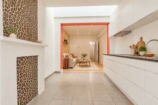 Instapklare, lichtrijke, centraal gelegen woning met 3 slaapkamers en gezellig tuinterras (elektriciteit GOEDGEKEURD, EPC- label B,zonneboiler, airco...)...op een steenworp van de leieboorden. (er werd AI gebruikt- foto's voor en na om de mogelijkheden te tonen. Daarbij werd rekening gehouden werd met de bestaande indeling en vaste elementen).