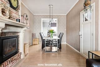 <p><span>Verzorgde gezinswoning, gelegen op een ware A-locatie te Sint-Katelijne-Waver.</span></p><p><span> </span></p><p><span>Deze gezellige woning werd steeds met de grootste zorg onderhouden en biedt heel wat potentieel. De woning werd in de jaren 80 grondig gerenoveerd en doorheen de jaren geoptimaliseerd. Zo is het dak recenter nog vernieuwd en zijn er zonnepanelen geplaatst. Via de inkomhal bereiken we de lichtrijke en gezellige woonkamer met aansluitend keuken. Een badkamer met ligbad en een veranda met zicht op de stadstuin maken het gelijkvloers compleet. De nachthal op de eerste verdieping geeft toegang tot 3 ruime slaapkamers, waarvan er 1 heden ingericht is als dressing.  als ook een badkamer met ligbad. En indien u niet binnen wenst te vertoeven, zal de aangename, zuid georiënteerde tuin de geest verruimen.</span></p><p><span> </span></p><p><span>De woning is absoluut gunstig gelegen in een rustige omgeving, op fietsafstand van dorpscentra met scholen en winkels. Een vlotte bereikbaarheid is gegarandeerd dankzij nabij gelegen treinstation en openbaar vervoer, fietsostrade en belangrijke invalswegen centraal tussen Brussel en Antwerpen.</span></p><p><span>Kom de troeven van deze woonst ter plaatse ontdekken en maak een afspraak: 015/755 444 of <span>info@immovercammen.be</span></span><span> </span></p><p><span> </span></p><p><span>Renovatieplicht EPC: binnen 6 jaar na aankoop = verplichte renovatie tot label D of beter.</span></p><p><span> </span></p>