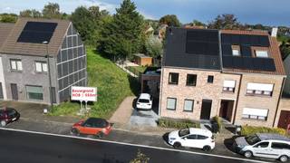 <span><strong>Bouwgrond zonder bouwverplichting – Tuinstraat, Torhout!</strong></span><br />Droom je ervan om je eigen woning te realiseren op een centrale locatie?<br />Deze bouwgrond van 555 m² is gelegen in de Tuinstraat te Torhout en biedt alle vrijheid dankzij het ontbreken van een bouwverplichting.<br /><br /><strong>Troeven van dit perceel:</strong><br />+ Geschikt voor een halfopen bebouwing<br />+ 555 m² grondoppervlakte<br />+ Rustige ligging met vlotte verbinding naar het centrum van Torhout, station en omliggende gemeenten<br />+ Vrijheid om zelf te kiezen wanneer en met wie u bouwt<br />+ Extra voordeel: indien je ervoor kiest om te bouwen met BCA, kan dit (mits voldaan aan de voorwaarden) aan een verlaagd BTW-tarief van 6%.<br /><br />Een unieke kans voor wie op zoek is naar ruimte, flexibiliteit en een uitstekende locatie.<br />Contacteer ons vandaag nog voor meer informatie, de bouwvoorschriften of om het perceel zelf te ontdekken.<br /><br />Interesse? <br />Bel: 09 216 84 51 of 0472 860 205  of stuur een mailtje naar sara@bcabouwtbeter.be.