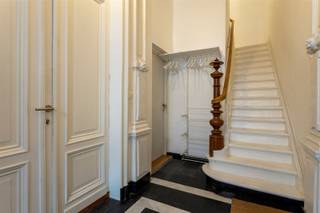 <p><span>Gelijkvloers gemeubeld 1 slaapkamer appartement met tuin op A-locatie</span></p><p><span> </span></p><p><span>We betreden het charmante appartement en komen in de bureau ruimte dewelke kan afgesloten worden.</span></p><p><span>Verder heeft men de leefruimte met ingemaakte kastenwand, aansluitend treft men de eetruimte dewelke toegang geeft tot het terras met een trap naar de tuin.</span></p><p><span>De open keuken is voorzien van alle comfort (vaatwasser, ijskast, diepvries, oven en inductie kookplaat), via de keuken heeft men toegang tot een serre waar men kruiden kan plaatsen en een berging.</span></p><p><span>Er is ook nog een apart toilet voorzien van een handenwasser en spiegel.</span></p><p><span> </span></p><p><span>Via de trap naar beneden komt men zo in de open badkamer voorzien van een inloopdouche, bad en enkele wastafel met spiegel en verlichting.</span></p><p><span>Aansluitend heeft men het slaapgedeelte dewelke ook toegang geeft tot een terras voorzien van een gas barbecue.</span></p><p><span>Tevens is er een dressing voorzien met een toilet en een berging aansluitend.</span></p><p><span> </span></p><p><span>Kosten:</span></p><p><span>VK: €35/maand elektriciteit gemeenschappelijke delen.</span></p><p><span>Gas, water en elektriciteit alsook internet zijn individueel te betalen.</span></p><p><span> </span></p><p><span>Bijzonderheden:</span></p><p><span>* Gemeenschappelijke fietsenberging</span></p><p><span>* Volledig appartement op parket</span></p><p><span>* Gunstig EPC</span></p><p><span> </span></p><p><span>Ligging:</span></p><p><span>Met zijn hippe conceptstores, levendige horeca en veel kunst & cultuur maakt het Zuid zich tot één van de meest artistieke buurten hier in Antwerpen. Door de publiektrekkers zoals het fotomuseum, het museum van Hedendaagse kunst en het Koninklijk Museum voor Schone Kunsten wordt deze buurt ook de Museumwijk genoemd. Heb je na een lange werkdag zin om te ontspannen in één van de vele bars en restaurants? Dan zit je in het Zuid goed! In deze bruisende buurt is wel altijd iets te beleven.</span></p><p><span> </span></p>