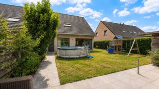 In een rustige en aantrekkelijke verkaveling in het hart van Moerkerke bevindt zich deze recente, perfect onderhouden woning. Dankzij haar energiezuinige karakter, doordachte indeling en kwalitatieve afwerking vormt deze eigendom de ideale thuis voor gezinnen die op zoek zijn naar comfort en woonkwaliteit.<br /><br />Indeling: De inkomhal met vestiaire en gastentoilet. Van hieruit komt u in de lichtrijke leefruimte, die naadloos overgaat in de open en volledig ingerichte keuken, voorzien van alle hedendaags comfort. Aansluitend bevindt zich een praktische berging/wasplaats, met directe doorgang naar de garage.<br /><br />Vanuit de keuken heeft u rechtstreeks toegang tot de westgerichte tuin, waar u doorheen de dag volop kunt genieten van de zon. Het aangename terras en de praktische tuinberging maken het buitengebeuren compleet.<br /><br />Op de eerste verdieping bevinden zich vier volwaardige slaapkamers. De volledig ingerichte badkamer is uitgerust met een ligbad, inloopdouche en wastafelmeubel. Daarnaast is er een afzonderlijk toilet. De ruime bergzolder zorgt bovendien voor heel wat extra opbergruimte.<br /><br />Ook op het vlak van comfort en energiezuinigheid heeft deze woning heel wat te bieden: een garage met extra parkeerplaats voor de deur, maar liefst 12 zonnepanelen, een conforme elektrische installatie en een uitstekend EPC-label A.<br /><br />Bezoeken? Graag na afspraak met Willem Cauwels op 050/89.27.70