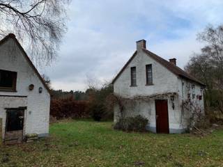Gunstig gelegen weekendverblijf op 9.893m².<br />Vlot bereikbaar via E34.<br />Het hoofdgebouw kreeg 10 jaar geleden een nieuw dak en dubbele beglazing.<br />Inkom, badkamer met ligbad, lavabo en toilet, living met open keuken en houtkachel.<br />De verdieping kan ingericht worden als slaapkamer.<br />Het bijgebouw kreeg 2 jaar geleden een nieuw dak.<br />Hier bevinden zich de nutsvoorzieningen en de meters.<br />Mits kleine opfrissing zou je hier ook nog twee kamers van kunnen maken.<br />ideaal om met het gezin of vrienden het weekend of vakantieperiodes door te brengen.<br />Door de grote vrije delen op de grond kan je er eventueel paarden of andere dieren houden.<br /><br />Belangrijke informatie:<br />-domicilie is hier niet toegestaan, enkel geschikt als buitenverblijf<br />-de gebouwen zijn zonevreemd waardoor er enkel binnen het bestaande volume mag gerenoveerd worden<br />-belast met overweg naar achterliggend buitenverblijf