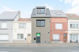 Midden in de dorpskern van Destelbergen wacht deze instapklare woning op haar nieuwe bewoners. Hier woont u met alles op wandel- en fietsafstand: winkels, horecazaken, scholen, recreatiecentra, natuurgebieden, openbaar vervoer... Dankzij de centrale ligging en de vlotte aansluiting op verschillende belangrijke autosnelwegen vormt dit een uitstekend knooppunt.<br /><br />Bij het betreden van de woning komt u terecht in de inkomhal met aansluitend een praktische was-/(opberg)ruimte. De uitgeruste keuken sluit mooi aan op de eetkamer en de gezellige, lichtrijke woonkamer. Van hieruit heeft u toegang tot de onderhoudsvriendelijke koer en de ruime bijbouw met tal van mogelijkheden. Op de eerste verdieping bevinden zich een ruime slaapkamer en een badkamer met ligbad, dubbele wastafel en toilet. De tweede verdieping biedt plaats aan nog twee slaapkamers. Daarnaast beschikt de woning over een droge kelder, ideaal als extra opbergruimte.<br /><br />Het pand onderging een grondige renovatie, waarbij onder meer de keuken en de binnendeuren werden vernieuwd. Dubbele beglazing, centrale verwarming op aardgas, elektrische rolluiken, een geïsoleerd dak, een conforme elektrische installatie en EPC-label B zorgen voor hedendaags en energiezuinig wooncomfort.<br /><br />Heeft deze woning uw interesse gewekt? Neem dan snel contact op met Brent Heirman van Immo Francois Gent door een mailtje te sturen naar brent@immofrancois.be of door te bellen naar 0475 42 24 12.<br /><br />