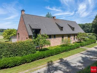 <p>Op zoek naar een exclusieve villa op een unieke toplocatie in het groen? Neem dan zeker contact op met nathan@reds.be <br /><br />Midden in het prachtige natuurgebied "De Hulsten", langs de historische Voort, bevindt zich deze uitzonderlijke eigendom waar luxe, ruimte en rust naadloos samenkomen. Op een domein van ruim 7.200 m² geniet u dagelijks van een adembenemend uitzicht over uitgestrekte velden en bossen, met een ongeziene privacy en natuurbeleving.</p>
<p>Met een bewoonbare oppervlakte van circa 500 m² biedt deze villa indrukwekkende volumes en een hoogwaardige afwerking. Grote raampartijen brengen het omliggende landschap volledig tot zijn recht en creëren een unieke woonervaring waarbij binnen en buiten in elkaar overvloeien. De royale leefruimte van ongeveer 100 m² met vide, authentieke trekspantconstructie en sfeervolle haard vormt samen met de open leefkeuken het kloppende hart van de woning.</p>
<p>De woning beschikt onder meer over een luxueuze master suite met dressing, badkamer en infraroodsauna, meerdere slaapkamers en badkamers, een fitnessruimte en een afzonderlijk gedeelte dat perfect geschikt is als kantoor, praktijkruimte, zorgwoning of kangoeroewoning.</p>
<p>Ook buiten werd niets aan het toeval overgelaten. De prachtig aangelegde tuin biedt maximale privacy en beschikt over ruime terrassen, een jacuzzi en paardenstallen met aparte toegang.</p>
<p>Dankzij de unieke ligging langs een autovrije, geklasseerde Romeinse heirbaan geniet u hier van absolute rust, terwijl comfort, veiligheid en moderne technieken overal aanwezig zijn.<br /><br />Bovendien is kangoeroe-wonen hier ook mogelijk.<br /><br /></p>
<p>Een zeldzame eigendom voor wie op zoek is naar een exclusieve woonbeleving op een van de mooiste locaties van Zandhoven.</p>