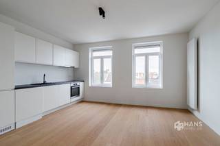<p><span> </span></p><p><span>Gelegen op de Boomsesteenweg woon je hier op een uiterst strategische locatie, ideaal voor wie zich dagelijks met de wagen verplaatst. Ook pendelaars zitten hier goed: bus-, tram- en treinverbindingen bevinden zich binnen handbereik. Bovendien bereik je in geen tijd de winkelcentra van Hoboken en Wilrijk, wat zorgt voor extra praktisch comfort in het dagelijkse leven.</span></p><p><span> </span></p><p><span>Het appartement bevindt zich op de bovenverdieping van een kleinschalig gebouw bestaande uit 4 appartementen. Het dak is conform geïsoleerd en er zijn aparte meters voor gas, water en elektriciteit. In 2020 werd het appartement volledig en met oog voor detail gerenoveerd. Het werd sindsdien netjes onderhouden, waardoor je hier zonder bijkomende werken of zorgen je intrek kan nemen. De elektriciteit is conform en de ramen zijn voorzien van dubbele PVC-beglazing.</span></p><p><span> </span></p><p><span>Je betreedt het appartement rechtstreeks in de lichtrijke leefruimte met open keuken (21 m²). De keuken is volledig uitgerust met kookvuur, dampkap, ingebouwde oven, vaatwasser, koelkast, vriezer en wasmachine met ingebouwde droogkast. Alles wat je nodig hebt voor comfortabel dagelijks gebruik. De parketvloer zorgt voor een warme uitstraling en loopt naadloos door in de aangrenzende slaapkamer (15 m²). Achteraan bevindt zich de badkamer (4 m²), ingericht met een douchecabine, lavabomeubel, toilet en handdoekdroger.</span></p><p><span> </span></p><p><span>Ben je op zoek naar een betaalbaar appartement of een interessante investering? Mis deze kans niet! Bewoonbare opp. 42 m² ref.: bruto vloeropp. EPC. Voor meer info of een gratis schatting surf naar </span><span><span>www.hansimmo.be</span></span></p><p><span> </span></p>