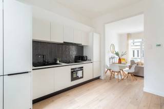 Gelegen in de Kroonstraat, tussen het bruisende Zurenborg en het gezellige Moorkensplein, bevindt zich dit charmante duplexappartement. Op wandelafstand van zowel de Dageraadplaats als de Draakplaats geniet je hier van tal van leuke horecazaken en winkels, met bovendien vlotte verbindingen naar het centrum van Antwerpen. Een aangename en levendige omgeving waar jong en oud zich meteen thuis voelen.<br /><br />Bij het betreden van het appartement op de tweede verdieping kom je binnen in een aangename, lichtrijke leefruimte waar grote raampartijen zorgen voor een open en ruimtelijk gevoel. Aansluitend bevindt zich de moderne open keuken, uitgerust met kwalitatieve inbouwtoestellen en voldoende werk- en opbergruimte, waardoor koken en gezellig samenzijn hier perfect hand in hand gaan.<br /><br />Achteraan het appartement bevindt zich een ruime en rustige slaapkamer, voorzien van een ensuite badkamer met een comfortabele, ruime inloopdouche. Op de derde verdieping zijn er nog twee volwaardige slaapkamers, aangevuld met een gedeelde badkamer, wat deze indeling ideaal maakt voor gezinnen of het ontvangen van gasten. Tot slot is er een praktische kelderberging aanwezig, die extra opslagruimte biedt.<br /><br />Kortom, een instapklaar en stijlvol duplexappartement op een gegeerde locatie, waar comfort, ruimte en een bruisende buurt perfect samenkomen.<br /><br />Interesse?<br />Contacteer LISTED voor een bezoek: +32 3 283 51 51.