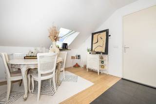 Dit studio-appartement met schuin dak van ±70 m² bruto ligt op de 5e en bovenste verdieping (lift) van een recent gebouw (2018) en biedt...