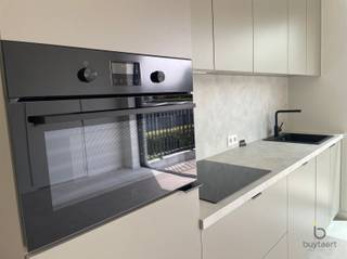 <p><span>Gezellig NIEUWBOUW één-slaapkamer appartement op de 1ste VERDIEPING in het centrum van Schilde!</span></p><p><span>In een modern gebouw met lift bevindt zich dit appartement op de eerste verdieping, omvat inkomhal, gastentoilet, leefruimte met toegang tot het terras, ingerichte open keuken, berging met aansluiting voor wasmachine en droogkast, 1 slaapkamer en een ingerichte badkamer met een lavabomeubel en inloopdouche.</span></p><p><span>Het appartement heeft veel lichtinval en dankzij het design en de grote raampartijen ervaart u er het ultieme ruimtegevoel.</span></p><p><span>Dit appartement is voorzien van 1 buiten autostaanplaats en een privatieve kelderberging met extra huurprijs: + €100/maand - inclusief een gemeenschappelijke fietsenberging.</span></p><h3><span>Afwerking: tegelvloer, vloerverwarming warmtepomp, verlichting en gordijnrails voorzien, aluminium ramen, hr+ beglazing, gebouwd volgens BEN-principes, E-peil max 20,...</span></h3><p><span>Centrale ligging, omgeven door een aangelegde tuin, gelegen nabij het dorp, vlakbij winkels, openbaar vervoer, gemakkelijke bereikbaarheid, in de buurt van fiets- en wandelroutes om de natuur op te zoeken.</span></p><p><span>Gemeenschappelijke kosten gebouw: €100/maand.</span></p><p><span>U bent van harte welkom om dit appartement te komen bekijken!</span></p><p><span> </span></p>