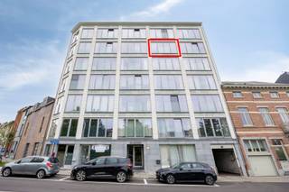 Dit lichtrijke appartement bevindt zich op de 5e verdieping en biedt een prachtig uitzicht over Leuven. Het appartement beschikt over een inkomhal, een apart toilet en een ruime leefruimte met een volledig ingerichte open keuken.<br /><br />Verder zijn er 2 slaapkamers, waarvan één toegang geeft tot een balkon. De badkamer is uitgerust met een bad met douchefunctie en een lavabo.<br />Er is nog een praktische berging met aansluiting voor een wasmachine/droogkast. <br /><br />De ligging vormt een extra troef: het appartement bevindt zich dicht bij de autosnelweg, het UZ Leuven en het station. Bovendien ligt het centrum van Leuven op wandelafstand, waardoor winkels, horeca en andere voorzieningen vlot bereikbaar zijn.<br /><br />Naast de maandelijkse huurprijs van het appartement wordt de ruime garage verplicht mee gehuurd voor € 75 per maand. De gemeenschappelijke kosten bedragen € 120 per maand. Daarnaast wordt een voorschot van € 75 per maand voor de nutsvoorzieningen aangerekend.<br /><br />Het appartement kan bemeubeld gehuurd worden.<br /><br />Onmiddellijk beschikbaar! <br /><br />Wenst u dit pand te bezoeken, contacteer ons!