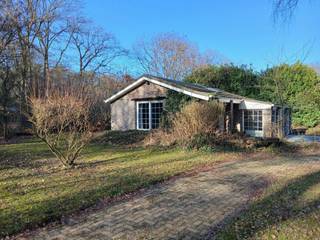 Deze vrijstaande, op te frissen woning is gelegen op een ruim perceel in het Wilder woonbos, waar permanente bewoning is toegestaan. De indeling...