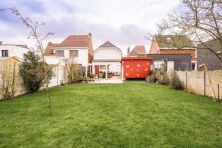 <p><span> </span><span>Maison très chaleureuse et pleine de charme avec un magnifique jardin, une allée et un spacieux garage</span></p><p><span>Hall dentrée donnant accès à une salle de bain compacte équipée dune baignoire/douche et dun meuble lavabo. Lespace de vie convivial est aménagé avec un agréable coin TV et une salle à manger.<br />Dans le prolongement se trouve la cuisine semi-ouverte, équipée de rangements et dappareils électroménagers. Un raccordement pour une machine à laver est également prévu.</span></p><p><span>À létage se trouvent une grande chambre et une seconde pièce. De plus, un grenier de rangement peut être aménagé en espace supplémentaire moyennant linstallation dun escalier fixe dans la cage descalier.</span></p><p><span>Bien que la maison soit située le long dun axe plus fréquenté, cela ne se ressent absolument pas lorsque vous profitez de la charmante terrasse, sous la nouvelle couverture de terrasse ou dans le grand jardin offrant une vue sur un environnement verdoyant.<br />Le spacieux garage constitue un véritable atout, idéal pour un hobby ou comme espace de rangement supplémentaire. Le véhicule peut également être stationné confortablement sous le carport. Une allée permet le stationnement de plusieurs voitures.</span></p><p><span>Cette maison est bien isolée et dispose dun certificat électrique conforme, dun système de climatisation réversible (chauffage) au rez-de-chaussée et au premier étage. Ces éléments, combinés à son atmosphère chaleureuse et à son agencement pratique, constituent des atouts majeurs.<br />Située à distance cyclable du centre de Haacht, à proximité des axes routiers et des commerces, cette propriété allie accessibilité aisée et cadre de vie agréable.</span></p><p><span> </span></p><p><span> </span></p>