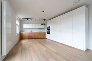 Duplex met 5 slaapkamers, 5 doucheruimtes, eerste bewoning!In het hart van Laken beslaat deze uitzonderlijke duplex van 196 m² de 3e en 4e verdieping...