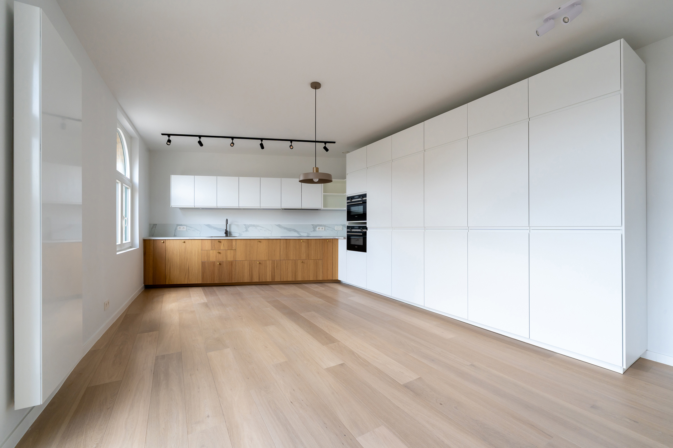 Volledig gerenoveerde duplex met 5 kamers en 5 badkamers! - foto 3