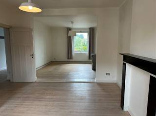 Ruim appartement met 2 slaapkamers Te Edelare. INDELING Dit gezellige appartement omvat 2 verdiepingen. Op het eerste verdiep heb je de living met...