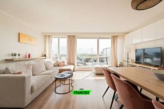 Deze lichtrijke penthouse is gelegen op de vijfde verdieping van een residentie die de afgelopen jaren grondig werd vernieuwd. Zo werden de gevel, het dak en de lift recent volledig aangepakt, wat bijdraagt aan het hedendaags comfort en de zorgeloze toekomst van het gebouw.<br /><br />Bij het betreden van het appartement komt u in de inkomhal, die toegang biedt tot een aangename, zonovergoten leefruimte. De absolute blikvanger is het ruime terras dat naadloos aansluit op de leefruimte. Dankzij de gunstige oriëntatie geniet u hier optimaal van de zon en een open zicht op het hinterland.<br /><br />Aansluitend bevindt zich de praktische keuken, uitgerust met de nodige toestellen. Momenteel is er een wijnfrigo voorzien, maar de aansluitingen voor het plaatsen van een vaatwasser zijn reeds aanwezig. Het appartement beschikt verder over twee volwaardige slaapkamers en een ruime badkamer met ligbad. Aan de achterzijde bevindt zich nog een tweede, royaal terras, wat extra buitenruimte en rust biedt.<br /><br />Op technisch vlak scoort dit appartement eveneens sterk: verwarming gebeurt via centrale verwarming op aardgas en het beschikt over een gunstige EPC-score B. De elektrische installatie is conform gekeurd.<br /><br />Tot slot zijn er nog extra troeven zoals een gemeenschappelijke fietsenberging en een privatieve kelderberging.<br /><br />Een ideale opportuniteit voor wie op zoek is naar een instapklaar penthouse met veel buitenruimte, op een topligging vlakbij zee.<br /><br />