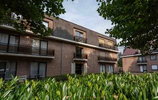 Ontdek dit<span><strong> ruim appartement van 97 m</strong></span>² op de <span><strong>2de verdieping van Residentie Ter Wilgen</strong></span>.<br />Dankzij de<span><strong> rustige ligging</strong></span>, op wandelafstand van winkels en het <span><strong>natuurgebied De Zavelput</strong></span>, geniet u hier van een ideale combinatie van <span><strong>comfort en bereikbaarheid</strong></span>.<br />Het appartement beschikt over een<span><strong> lichtrijke leefruimte met open haard</strong></span>, een <span><strong>aparte keuken, 2 volwaardige slaapkamers</strong></span>, waarvan één met <span><strong>ingemaakte kasten </strong></span>en de andere met een <span><strong>gezellig balkon</strong></span>, een praktische berging/wasplaats, een apart toilet en een <span><strong>badkamer met dubbele lavabo, regendouche en handdoekradiator</strong></span>.<br />Extra comfort wordt geboden door de aanwezige <span><strong>airconditioning, zonnescreens, aardgasverwarming </strong></span>en een <span><strong>private kelderberging</strong></span>.<br />Het appartement is <span><strong>goed onderhouden en instapklaar</strong></span>, al kan het wel een <span><strong>kleine opfrissing</strong></span> gebruiken.<br />Momenteel is het appartement reeds 3 jaar verhuurd. Bij de aankoop is <span><strong>één garagebox verplicht aan te kopen voor € 15.000</strong></span>, met de mogelijkheid om een 2de garagebox optioneel bij te kopen.<br />EPC : 373 en UC : 2383852<br />Wenst u een bezoek ? Contacteer Peter : 0496/176878