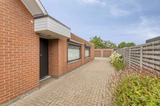 Cette maison individuelle bien entretenue sur 941 m² comprend 5 pièces et une salle polyvalente avec entrée séparée, idéale pour un bureau, une...