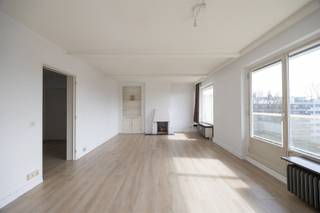 <p><span>Appartement in Residentie Rubenspark, Edegem</span></p><p><span> </span></p><p><span>Dit schitterende appartement op de vijfde verdieping van de </span><span>Residentie Rubenspark</span><span> in </span><span>Edegem</span><span> combineert comfort, licht en een toplocatie. Dankzij de grote ramen baadt de leefruimte de hele dag in natuurlijk licht en biedt het een </span><span>prachtig groen uitzicht</span><span> dat rust en ruimte geeft. Het appartement beschikt over een gezellige woonkamer, een praktische ingerichte keuken, één comfortabele slaapkamer en een badkamer, ideaal voor starters of als investering. Extra praktisch is de </span><span>ondergrondse kelderberging</span><span>, perfect voor opslag of fietsen.</span></p><p><span> </span></p><p><span>De ligging is een absolute troef: u woont op een centrale plek met </span><span>uitstekende verbindingen naar belangrijke invalswegen</span><span>, openbaar vervoer en winkels, terwijl u toch geniet van een rustige, groene omgeving. Dit appartement biedt een unieke kans om een lichtrijke, comfortabele en centraal gelegen woonst te bemachtigen in Edegem.</span></p><p><span> </span></p><p><span> </span></p><p><span>Maak nu een afspraak voor een bezichtiging en ontdek zelf dit prachtige appartement.</span></p>