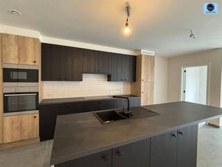 <p><span>NIEUWBOUWWONING MET 4 SLAAPKAMERS, GARAGE EN TUIN </span></p><p><span>Vraagprijs 489.000 euro</span></p><p><span> </span></p><p><span>Deze woning is gelegen in het landelijke Steenhuize, nabij de belangrijke invalswegen.</span></p><p><span> </span></p><p><span>Beneden treft u een inkomhal met apart toilet, ruime lichtrijke living met open keuken en zicht op de tuin, berging, garage en technische/wasruimte.</span></p><p><span> </span></p><p><span>Boven zijn er 3 slaapkamers, dressing en een apart toilet.</span></p><p><span> </span></p><p><span>De zolder biedt de mogelijkheid tot het creëren van 2 extra kamers.</span></p><p><span> </span></p><p><span>Vooraan is er de mogelijkheid om 2 wagens te parkeren, achteraan heeft u een fantastische zicht over de velden.</span></p><p><span> </span></p><p><span>Troeven:</span></p><p><span> </span></p><ul><li><span>Ben-woning</span></li><li><span>Warmtepomp en vloerverwarming</span></li><li><span>Ventilatiesysteem en zonnepanelen aanwezig</span></li><li><span>Rustige en groene ligging</span></li></ul><p><span> </span></p><p><span>Aankoop onder gesplitst stelsel:</span></p><ul><li><span>Grondwaarde:  €110.000 (excl: registratierechten 12%</span></li><li><span>Constructiewaarde: €379.000 euro (6% btw mogelijk)</span></li><li><span>Aansluitingskosten nutsvoorzieningen: €3000 (excl. Btw)</span></li></ul><p><span> </span></p><p><span>Bent u op zoek naar een kwalitatieve woning met alle comfort en een rustige ligging?</span></p><p><span> </span></p><p><span>Contacteer dan Dylan op 0489/54.69.99 of mail naar <span>Dylan@svena.be</span></span></p><p><span> </span></p><p><span>Stedenbouwkundig uittreksel/inlichtingen in aanvraag!</span></p><p><span>Deze gegevens zijn louter informatief en wij kunnen niet aansprakelijk gesteld worden voor eventuele onjuistheden.</span></p><p><span>De bewoonbare oppervlakte is slechts indicatief.</span></p><p><span> </span></p><p><span> </span></p>