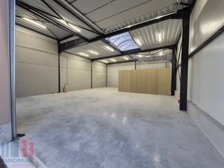 Nieuwbouw KMO-unit van 185 m² te huur in Wevelgem.<br /><br />De geïsoleerde<strong> magazijnruimte </strong>is opgebouwd uit een staalconstructie in combinatie met geïsoleerde gladde prebaf betonpanelen. De unit heeft een vrije hoogte van +/- 6 m, toegankelijk via een automatische sectionaalpoort (4 m B x 4,50 m H). Verder is de unit voorzien van o.a. een lichtstraat , polybetonvloer. Aansluitingen van nutsvoorzieningen (water, elektriciteit (40A- 3 fasig 400 V), distributie, telefonie en internet) komen binnen in de unit. <br /><br />Fenomenaal gelegen langs de bedrijvige Menenstraat (N8) die na +/- 3 km verbinding biedt naar de E403 via op- en afrit 5 Wevelgem. De N32 bereikt men na 1,5 km met een vlotte verbinding naar de A19 dankzij op- en afrit 2 Menen. Ruime parkeer- en manoeuvreerruimte op de site.<br />Beschikbaar vanaf 01/12/2026, vroeger bespreekbaar.<br /><br />Contacteer <strong>PANORAMA B2B</strong> voor bijkomende inlichtingen of een vrijblijvend plaatsbezoek<strong> 056 222 562</strong>.