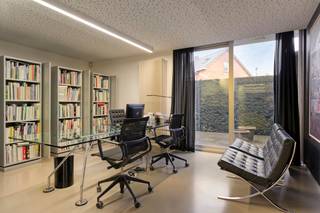 Bureau stratégiquement situé près de l'E403/E40 et de la gare de Bruges. À ce jour, la maison a été transformée en bureau. <br /><br />DISPOSITION :<br />Rez-de-chaussée :<br />- bureau (188 m²) composé d'une entrée, d'un espace de rangement et d'un bureau paysager qui peut également être divisé en différentes unités. <br />- cuisine moderne et toilettes séparées <br />Sous-sol spacieux (56 m²), directement adjacent au bureau paysager <br />Premier étage (109 m²) accessible par une porte séparée. <br />- bureau séparé avec cuisine moderne équipée et espace de rangement avec accès à un deuxième étage. <br />- deux bureaux/chambres<br />- toilettes séparées et salle de bain avec douche <br />Deuxième étage (25 m²) avec vue sur la terrasse sur le toit.<br /><br />TERMINER <br />- finition élégante, minimaliste et architecturale. <br />- sol en fonte, éclairage LED, chauffage par radiateurs au gaz naturel et fenêtres à double vitrage en aluminium. <br />- ÉPOPÉE <br /><br />GÉNÉRAL<br />- bel emplacement au coin de la rue<br />- près de la gare et sortie E403/ E40<br />- de nombreuses possibilités de stationnement dans la rue, un abri pour voitures individuel. <br />- résidence/bureau accessibles séparément<br />- parfait état d'entretien, construit en 1997<br /><br /><br /><br />Registre des mesures: non