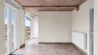 Immo3000 biedt deze karaktervolle woning te koop aan op een gegeerde locatie in Kessel-Lo (Leuven). Gelegen aan de Leming geniet u, naast prachtige vergezichten, van een aangename woonomgeving met vlotte verbindingen (op minder dan 15 minuten van UZ Leuven, Heilig Hart, Imec, …).<br /><br />De woning werd gebouwd in 1973 en de voorbije jaren grondig gerenoveerd. Zo werden onder meer nieuwe ramen geplaatst, werd de volledige gebouwschil geïsoleerd en is de elektriciteit conform. Verder beschikt de woning over zonnepanelen, een nieuwe condenserende gaswandketel, een lucht-lucht warmtepomp, nieuwe vloeren, een vernieuwde keuken en badkamers, een volledig nieuwe buitenaanleg, alarmsysteem en een nieuwe poort.<br />Kortom: instapklaar – enkel uw meubels meebrengen!<br /><br />De inkomhal en leefruimte bevinden zich op het bovenste verdiep. Dankzij deze indeling geniet u vanuit de volledige leefruimte van een prachtig uitzicht over de vallei aan de overzijde.<br />Dit niveau omvat een ruime inkomhal met vestiaire en gastentoilet. Links bevindt zich een eerste slaapkamer met badkamer. Centraal ligt de volledig ingerichte keuken en rechts de lichtrijke living en eetkamer (of bureau), met aansluitend een praktische wasplaats.<br /><br />Op het onderste verdiep vinden we een tweede badkamer (bad, douche, toilet en dubbele lavabo), twee ruime slaapkamers, een technische berging en een tweede leefruimte. Hier zijn reeds voorzieningen aanwezig voor een tweede keuken, wat deze ruimte ideaal maakt voor een thuispraktijk of kangoeroewonen.<br /><br />Niet alleen binnen (270 m² bewoonbare oppervlakte), maar ook buiten geniet u van een overvloed aan ruimte. Het perceel van 31a 11ca beschikt over een ruime carport/tuinhuis, een aangelegd terras en een pad dat leidt naar het achtergelegen bos (inbegrepen).<br /><br />Benieuwd? Kom deze woning zelf ontdekken! Bel 016 60 3000 en boek uw afspraak.