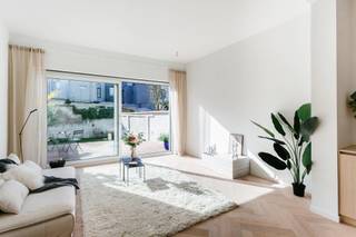 Dit prachtig en lichtrijk appartement op het gelijkvloers van een volledig gerenoveerd project is een oase van stijl en comfort in een...