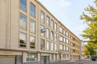 Gerenoveerd appartement op toffe ligging in Berchem. Gelegen vlakbij winkels, scholen, openbaar vervoer en de grote verbindingswegen.<br /><br />Indeling van het appartement:<br />Inkomhal: +/- 9 m², parket.<br />Afzonderlijk toilet met handenwasser op tegels.<br />Living: +/- 31 m², parket. <br />Keuken: +/- 8.5 m², ingebouwde spots, zwarte kasten, keramisch kookfornuis, frigo, oven, vaatwasser, dampkap, aansluiting wasmachine.<br />Slaapkamer 1: +/- 14.5 m², parket.<br />Slaapkamer 2: +/- 11 m², parket. Dressing: +/- 3 m².<br />Slaapkamer 3: +/- 10.5 m², parket.<br />Badkamer: +/- 4 m², douche, lavabo met meubel, handdoekdroger.<br /><br />1 kelderberging - fietsenstalling in garage - veiligheidsdeur.<br />CV op gas met calorimeters.