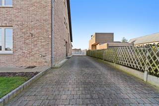 TE KOOP: Ruime halfopen bebouwing met 3 slaapkamers op 6a in Rijkel!Via de inkomhal betreedt u de woning. De ruime en lichtrijke woonkamer beschikt...