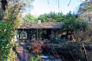 Deze gezellige vakantiewoning is rustig gelegen in een bosrijke omgeving en biedt de ideale plek om te ontspannen. De woning beschikt over...