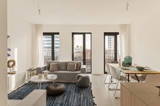 Unieke duplex-penthouse met zicht op het Centraal Station

Op de vijfde en zesde verdieping van een gloednieuw, energiezuinig project tegenover het Centraal Station vind je deze exclusieve duplex van 139 m² met terrassen van in totaal 30,27m². Gelegen in de levendige Simonsstraat, midden in het Diamantkwartier en vlak bij de Zoo, combineert dit gebouw modern wooncomfort met een topligging in hartje Antwerpen.

De penthouse biedt een uniek panoramisch zicht op het vernieuwde Kievitplein, de perrons en het iconische station. Geniet van rust en ruimte op de terrassen aan zowel de voor- als achterzijde van de zesde verdieping én een extra terras op niveau vijf.

Binnenin vind je een lichtrijke leefruimte, twee slaapkamers, een stijlvolle badkamer, aparte wc’s op beide verdiepingen, een berging en een volledig uitgeruste keuken. De akoestiek is uitzonderlijk stil dankzij doorgedreven isolatie: je hoort nauwelijks iets van buitenaf, ondanks de centrale ligging. De afwerking is hoogstaand, met vloerverwarming, airconditioning, een warmtepomp en BEN E30-normen voor maximaal comfort en lage energiekosten.

Een buitenkans voor wie stijlvol, rustig én duurzaam wil wonen in een bruisende buurt.

Voor dit gebouw geldt het verlaagde btw-tarief van 6%.


Een ideale keuze voor starters, investeerders of stadsliefhebbers die modern en centraal willen wonen.  
Vraag nu de plannen en info aan of plan een bezoek.