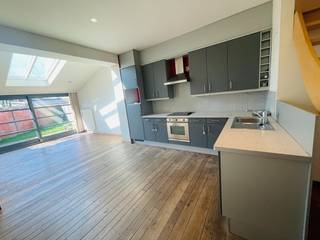 Assebroek, leuk ENERGIEZUINIG gezellig  instapklaar woonhuis met 3 SLAAPKAMERS en tuintje<br />Omvat: Ruime lichtrijke living met PLANKENVLOEREN en open ingerichte keuken, uitgevend op tuintje met houten tuinberging.<br /> 1é Verd: overloop,  mooie slaapkamer, grote badkamer met ligbad en dubbele lavabo, plaats voor wasmachine en droogkast.<br /> Dakverdiping , 2 slaapkamers.<br />Centrale verwarming met nieuwe condensatiebrander( 2025) op aardgas, dubbel glas.
