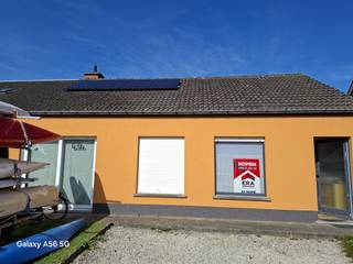 Moorslede: 3-slaapkamer woning met grote oprit te koop.<br /><br /><strong><u>Indeling:</u></strong><br /><u>gelijkvloers</u>:<br />Bij het binnenkomen via de <strong>inkomhal</strong>, gaan we naar de <strong>leefruimte </strong>die voorzien is van een <em>zit- en </em><em>bureauhoek alsook</em> <em>eetplaats </em>met veel lichtinval.<br />Aansluitend vinden we de <strong>keuken met zicht op de tuin</strong>. De keuken die werd vernieuwd in 2023 is voorzien van een oven en gasfornuis. De <strong>tuin </strong>met <strong>terras</strong> heeft een aanpalende<em> </em><strong>berging</strong>/<strong>werkruimte van +/- 30m²</strong>.<br />Naast de ruime leefruimte bevindt zich de <strong>badkamer </strong>met douche, lavabo en toilet. Ook de badkamer werd vernieuwd in 2023.<br />Op het gelijkvloers zijn er ook <strong>twee slaapkamers</strong>. De ene wordt momenteel gebruikt wordt als <em>dressing </em>en <em>wasruimte,</em> de andere als <em>bureel</em>.<br />Op de <u>eerste verdieping</u> vinden we de <strong>masterbedroom </strong>met aanpalend een extra ruimte voor <em>berging</em>/<em>ontspanningsruimte</em>.<br /><br /><strong>Troeven:</strong>
<ul><li>4 Zonnepanelen ( omvormer krachtig genoeg om er meerdere op te leggen)</li><li>Veel lichtinval</li><li>Grote oprit (3 à 4 auto's)</li><li>Vernieuwde keuken en badkamer</li><li>Rolluiken</li><li>Goed onderhouden</li><li>Instapklaar</li></ul>