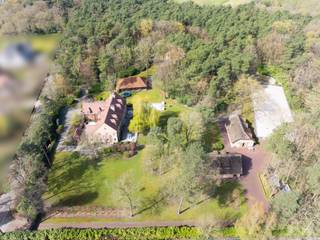 De villa werd gebouwd in 2007, ontworpen door Michel Rutten en de inrichting is volledig van de hand van Axel Vervoordt. Er werd gewerkt...