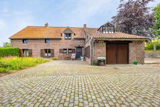 Immo Pické biedt U deze uiterst gunstige en rustig gelegen eigendom aan op een perceel van 65a 20ca en omgeven door weilanden en bossen. Deze eigendom is gelegen in de deelgemeente Oudenaken en beschikt over een inkomhal, een woonkamer, een keuken, verschillende bergruimtes (in te richten leefruimtes), een garage, een in te richten bureel/slaapkamer, een badkamer en 3 slaapkamers. Daarnaast beschikt deze eigendom over een in te richten zolder. Verschillende open autostaanplaatsen aanwezig. Een unieke eigendom voor personen die houden van rust, groen en een de vele mogelijkheden die dit pand aan de toekomstige eigenaar biedt.