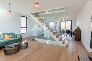 Deze fantastisch gelegen, instapklare woning heeft bijzonder veel te bieden.

Gebouwd in 2012 en dus volledig in orde op vlak van technieken en energiezuinigheid (EPC B – 114 kWh/m²). De afwerking gebeurde met tijdloze en kwalitatieve materialen zoals eiken parket, aluminium ramen en een hoogwaardige Bulthaup-keuken met Miele-toestellen.

De ligging is een absolute troef: nabij het stadscentrum en omgeven door groen zoals de Bourgoyen, Blaarmeersen en Watersportbaan. Dankzij de centrale positie tussen de kleine ring en de R4 geniet u bovendien van een uitstekende bereikbaarheid met de wagen, fiets én openbaar vervoer. Winkels en voorzieningen bevinden zich op wandelafstand.

Indeling: inkomhal met gastentoilet, eetkamer met open keuken, lichtrijke leefruimte, berging, nachthal met toilet, vier volwaardige slaapkamers en drie badkamers, waarvan twee ensuite. De master bedroom van maar liefst 25 m² beschikt over een eigen badkamer.

Ook buiten is het aangenaam vertoeven met onder meer een tuin van 85 m² en een terras van 22 m².

Een vaste staanplaats op het afgesloten terrein kan worden aangekocht voor 30.000 euro.

De woning is beschikbaar mits inachtneming van de huidige huurders.