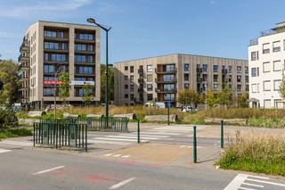 - Toplocatie in Rand rond Brussel: op slechts 5 km van het centrum en vlak bij de Ring en A12.<br /><br />- Modern wooncomfort: Eigentijdse architectuur en uitstekende energieprestaties.<br /><br />- Leef in het groen: prachtig uitzicht op de vijver en het omliggende park <br /><br />- Bezoek het modelappartement: Laat u overtuigen door de afwerking en het comfort tijdens een afspraak ter plaatse.