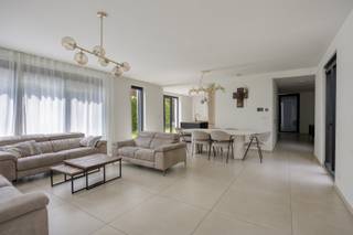 Op een boogscheut van het centrum van Schilde, in een rustige straat, vinden we deze volledig gerenoveerde open woning terug. <br /><br />We betreden de woning via de ruime inkomhal met gastentoilet die ons toegang verleent tot de leef -en eetruimte. Deze ruimtes genieten een zeer goede lichtinval dankzij de vele grote raampartijen. Aansluitend de volledig geïnstalleerde open keuken, afgewerkt met hoogwaardige materialen. De keuken is voorzien van een inductiekookplaat met dampkap, een ijskast, een vriezer, vaatwasser, oven en combi-oven. <br />Extra handig is de aparte bijkeuken/berging/wasplaats op het gelijkvloers. Deze kan men via de inkomhal betreden, maar geeft ook uit op de keuken zelf. Ideaal voor boodschappen! <br /><br />Op de eerste verdieping vinden we maar liefst 4 slaapkamer terug. 2 aan de voorzijde van de woning en 2 achteraan. De master bedroom is daarnaast ook nog eens voorzien van een dressing én ensuite badkamer met douche, dubbele lavabo én bad. <br />Verder is er nog een 2de badkamer met inloopdouche, toilet en lavabo. <br /><br />Als extra geniet de woning van vloerverwarming, een zeer goede EPC score en domotica. <br />Achteraan in de tuin kan eventueel nog, mits vergunning, een carport gezet worden.