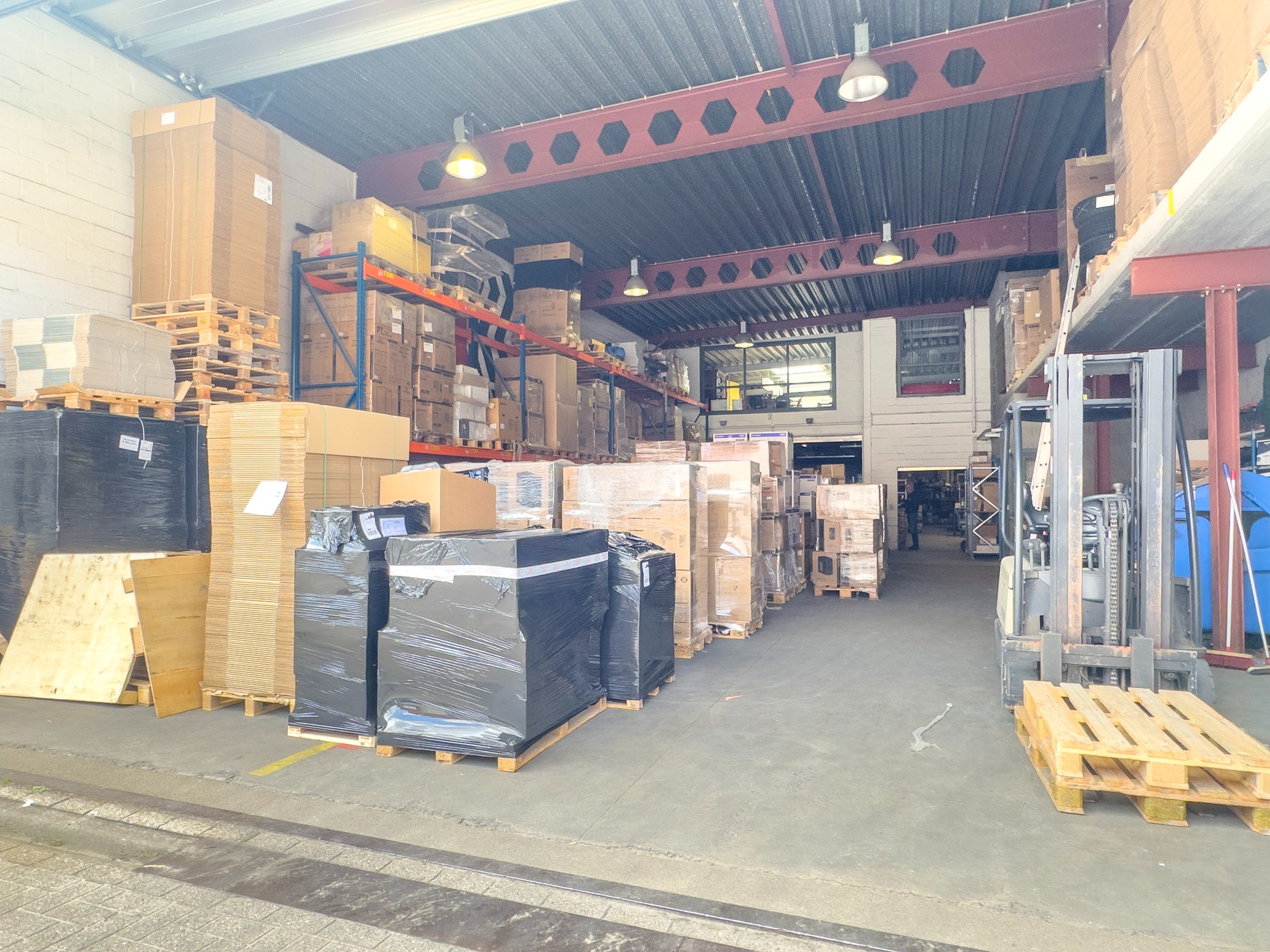 Bedrijfsgebouw met magazijn 1.150m² en kantoor 800m² op toplocatie te Merksem! - foto 5