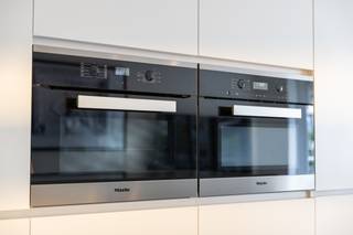 <strong>Knokke: Volledig gerenoveerd 2-slaapkamerappartement te koop met topligging aan de Lippenslaan.</strong><br /><br />In het centrum van Knokke bevindt zich dit volledig gerenoveerde en perfect instapklare appartement, gelegen in de Gulden-Vliesstraat 6 en met de leefruimtes die uitgeven op de Lippenslaan. Een ideale combinatie van een centrale ligging, hedendaags comfort en een kwalitatieve afwerking. Ook de Zeedijk en het strand zijn vlot bereikbaar.<br /><br /><strong>Indeling: </strong><br />Inkomhal, apart toilet, ruime en lichtrijke leefruimte, volledig uitgeruste open keuken met hoogwaardige materialen, praktische berging, stijlvolle badkamer met ligbad én inloopdouche, 2 volwaardige slaapkamers.<br /><br /><strong>Troeven: </strong>
<ul><li>Perfect instapklaar met hedendaagse en stijlvolle afwerking.</li><li>Topligging nabij winkels, restaurants, supermarkten.</li><li>Op wandelafstand van het strand.</li><li>Bovengrondse fietsenberging en een ruime privatieve kelderberging.</li><li>EPC-label A en elektriciteit is conform</li></ul>
Meer informatie? Contacteer Ayita op 0496 13 43 12 of via ayita@eraservimo.be