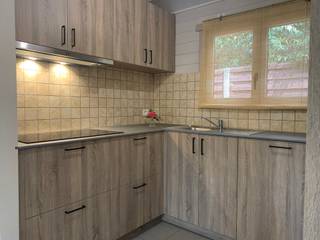<strong>Charmant gerenoveerd tweede verblijf in de bossen van Wechelderzande met 2 slaapkamers en ruim terras. EPC: 354kWh/m²jaar. Onmiddellijk beschikbaar.<br /><br />Ligging</strong>: Gelegen in recreatiegebied temidden van de bossen in Wechelderzande vindt u deze gerenoveerde charmante chalet. Er is een vlotte verbinding naar de E34 en invalswegen naar nabijgelegen gemeenten. <br /><br /><strong>Indeling: +0</strong>: leefruimte, keuken, badkamer, slaapkamer 1, berging, terras, tuin, 2 tuinbergingen, autostaanplaats ;<strong>+1</strong>: berging, slaapkamer 2<strong><strong><br /><br />Beschrijving: </strong></strong>Gezellige chalet te huur in het rustige recreatiegebied van Wechelderzande. De chalet werd het afgelopen jaar volledig gerenoveerd en verkeert in uitstekende staat. Zo werd de elektriciteit volledig vernieuwd, werd het interieur volledig geschilderd en werd een mooi nieuw terras aangelegd waar u optimaal kunt genieten van de groene omgeving.
<div>
<p>Ideaal voor wie op zoek is naar rust, natuur en ontspanning, met alle comfort voor een aangenaam verblijf.</p>
</div>
<strong>Bijzonderheden: <br /></strong>• LET OP: Geen domicilie mogelijk<br />• Autostaanplaats voor de deur<br />• Rustig gelegen <br />• Volledig gerenoveerd