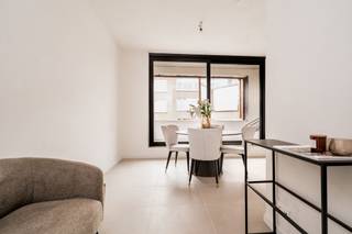 <p>Lichtrijk appartement op de eerste verdieping in het moderne project Meerlenhof te Hoboken. Het appartement combineert hedendaagse architectuur met een doordachte indeling en een rustige, groene ligging nabij het centrum en het openbaar vervoer.<br /><br />De inkomhal geeft toegang tot een ruime leefruimte met grote raampartijen en een open keuken met eetgedeelte. De woning beschikt over twee slaapkamers, een moderne badkamer met inloopdouche, een apart toilet en een praktische berging/wasruimte. Het zuidgerichte terras sluit mooi aan bij de leefruimte en biedt een aangename buitenplek.<br /><br />Extra’s:<br />- Zuidgericht terras met mooi uitzicht<br />- Privatieve kelderberging<br />- Gemeenschappelijke fietsenberging<br />- Energiezuinig ontwerp met kwaliteitsvolle afwerking<br />- Individuele nutsvoorzieningen (gas, elektriciteit, water)<br />- Rustige ligging met vlotte bereikbaarheid<br />- Nabij winkels, scholen en openbaar vervoer<br /><br />Inclusief kelderberging, aan te kopen voor €5.000.<br />Verkoop onder BTW-regeling. <br /><br />Lichtrijk appartement op de tweede verdieping in het moderne project Meerlenhof te Hoboken. Het appartement combineert hedendaagse architectuur met een doordachte indeling en een rustige, groene ligging nabij het centrum en het openbaar vervoer.</p>
<p><span> </span></p>