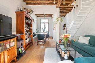 Deze charmante woning, ideaal als starterswoning, is centraal gelegen in Lier centrum doch vrij rustig in een doodlopende straat. U bevindt zich op wandelafstand van winkels, openbaar vervoer, gezellige horeca en de Lierse stadsvesten. Heerlijk om te ontspannen of een wandeling te maken! <br /><br />De inkom brengt ons in de uiterst gezellige leefruimte voorzien van een warme parketvloer en authentieke balken.<br />Aansluitend aan de leefruimte treffen we de keuken waar u lekkere gerechten kan bereiden. Vervolgens beschikt het gelijkvloers nog over een apart toilet.<br /><br />Op de eerste verdieping vinden we twee ruime slaapkamers (12m²/14m²) en een badkamer met een enkele lavabo en een douche. <br /><br />Tot slot is er nog een kelder en een praktische stockagezolder aanwezig.<br /><br />Pluspunten:<br />+ 2 slaapkamers<br />+ Centraal gelegen te Lier<br />+ Rustig in doodlopende straat<br />+ Ideale starterswoning<br />+ Elektriciteit = conform<br />+ Praktische stockagezolder<br />+ Kelder<br /><br />Heeft u interesse in deze charmante woning en wenst u graag een bezoek ter plaatse in te plannen? Klik op de link "Ik ben kandidaat" om een bezichtiging in te plannen!