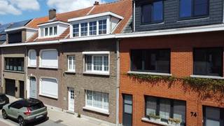 Mooie ruime centraal gelegen woning met groene tuinBezoeken is enkel op afspraak.Welkom in deze instapklare rijwoning in het hartje van Schoten. Op...