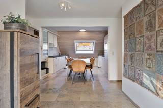 Dit uitstekend onderhouden en instapklaar duplex appartement wordt te koop aangeboden op een strategische ligging. Bent u op zoek naar kwalitatief vastgoed in Blankenberge? Dan is dit lichtrijke pand met een gunstig EPC ongetwijfeld iets voor u. Dankzij de aanwezige raampartijen en de gunstige oriëntatie geniet u hier de hele dag door van natuurlijk licht.De indeling van het appartement is als volgt:4eV- inkomhal met gastentoilet- lichtrijke leef- en eetruimte met terras- geïnstalleerde keuken- slaapkamer met douchevoorziening- bergruimte5eV- ruime slaapkamer met badkamer- toegang tot het ruime dakterras (53m²)Ruime kelderberging, ideaal als fietsenberging.Dit appartement in Blankenberge biedt niet alleen veel binnenruimte, maar blinkt ook uit door zijn buitenruimtes. De terrassen zijn ideaal voor wie houdt van zon en rust. De ligging in Blankenberge garandeert bovendien een vlotte bereikbaarheid en de nabijheid van alle noodzakelijke voorzieningen, zoals scholen, winkels en het station.Wenst u dit unieke appartement te kopen? Aarzel dan niet, want bij de verkoop van dergelijke pareltjes moet u er snel bij zijn. Overweegt u de aankoop van een tweede verblijf of een vaste woonst in Blankenberge? Maak dan vandaag nog uw afspraak voor een bezichtiging.Deze AI-visualisaties zijn bedoeld als inspiratie. Er werd geen rekening gehouden met technische specificaties, stedenbouwkundige voorschriften of de concrete mogelijkheden tot realisatie.