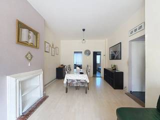 Ben je op zoek naar een centraal gelegen appartement waar je meteen je intrek kan nemen, of zoek je een rendabele investering? Dit aantrekkelijke appartement op de eerste verdieping van een degelijk gebouw uit 1954 biedt precies wat je zoekt. Je bereikt de voordeur al na slechts enkele traptredes. De locatie is werkelijk fantastisch: tram, bus, uitstekende invalswegen, scholen, lokale handelaars en supermarkten liggen allemaal op een boogscheut.<br /><br />De indeling is als volgt: <br />- Inkomhal met een handige voorraadkast. <br />- Van hieruit heb je toegang tot de lichte leefruimte <br />- Aparte keuken met aansluiting voor wasmachine. <br />- één volwaardige slaapkamer en een handige bureau ruimte (+/- 8m2). Deze extra ruimte biedt ontzettend veel flexibiliteit en kan perfect worden ingericht als home office, gezellige kinderkamer of ruime dressing. <br />- De badkamer is netjes uitgerust met een toilet en een inloopdouche. <br />- Een handige extra troef is het afgesloten terras, dat perfect dienst doet als extra bergruimte.<br /><br />De elektrische installatie is conform tot 2044! Bovendien geniet je van een zeer gunstig EPC (label D - 172 kWh/m²/jaar), mede dankzij de dubbele beglazing en een recente verwarmingsketel. <br /><br />Voor een zorgeloos en vlot beheer van de gemene delen werd er sinds kort een professionele syndicus aangesteld in het gebouw.<br /><br />Een kelder én een zolderberging zijn inbegrepen in de prijs. Er is dus voldoende extra bergruimte aanwezig. <br /><br />Het appartement is bovendien onmiddellijk vrij bij akte. Grijp deze unieke kans en neem contact op voor meer informatie en / of een bezoek ter plaatse.